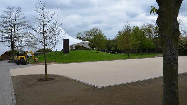 Asphaltvorsatz als Parkgestaltung Optik wassergebundene Decke auf Asphalt-Deckschicht
