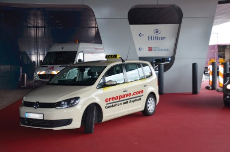 "Roter Teppich" aus CreaPhalt-Farbasphalt Hilton Hotel Frankfurt CreaPhalt Verkehrsrot als roter Teppich vor Hotel am Frankfurter Flughafen