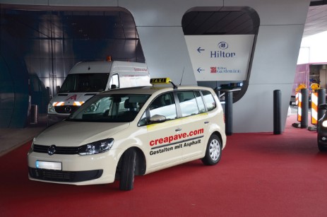 CreaPhalt Verkehrsrot als roter Teppich vor Hotel am Frankfurter Flughafen