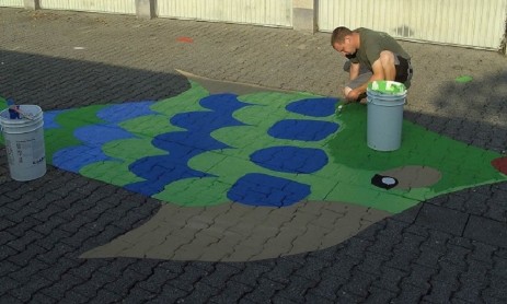 Fisch aus Betonfarbe auf Pflaster Betonfarbe grün und blau