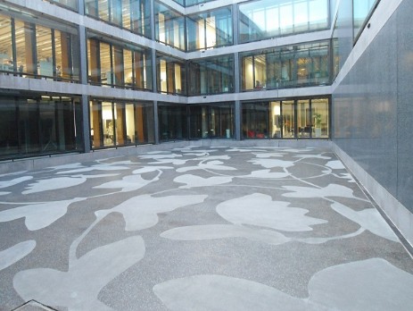 Bitu-Terrazzo mit Blumenmuster