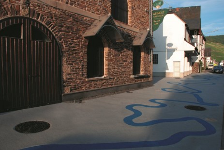 Flusslauf der Mosel aus Farbasphalt farbiger Asphalt blau und hellgrau