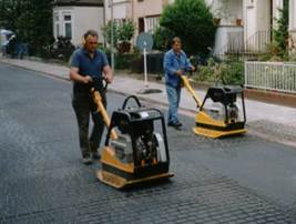 Asphaltprägung Prägen mit Rüttelplatte